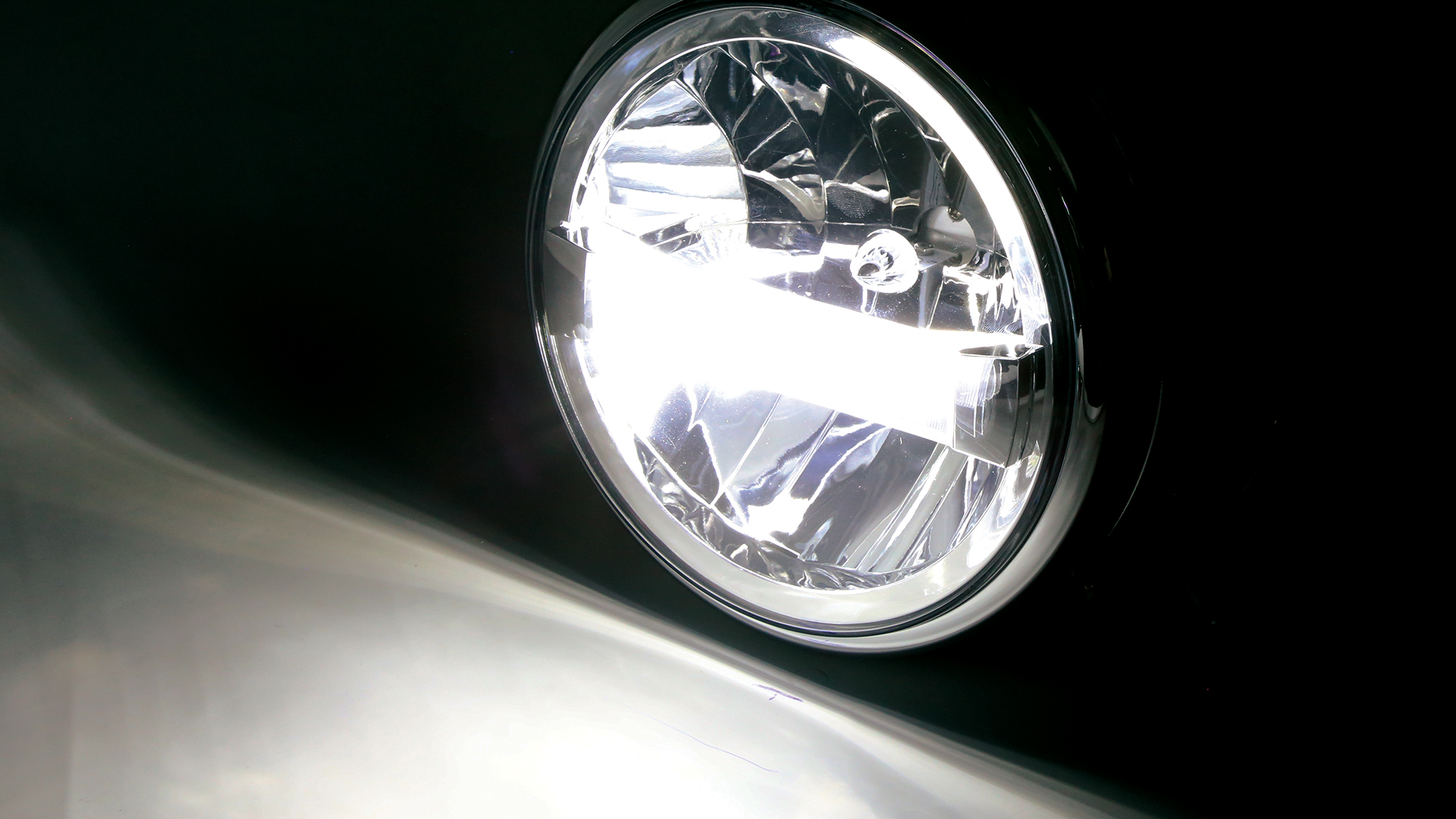 Faro principal LED de 7 pulgadas TIPO 4 con función de luz de estacionamiento y de marcha diurna, redondo con reflector cromado, homologado E-. Disponible con montaje lateral o inferior.