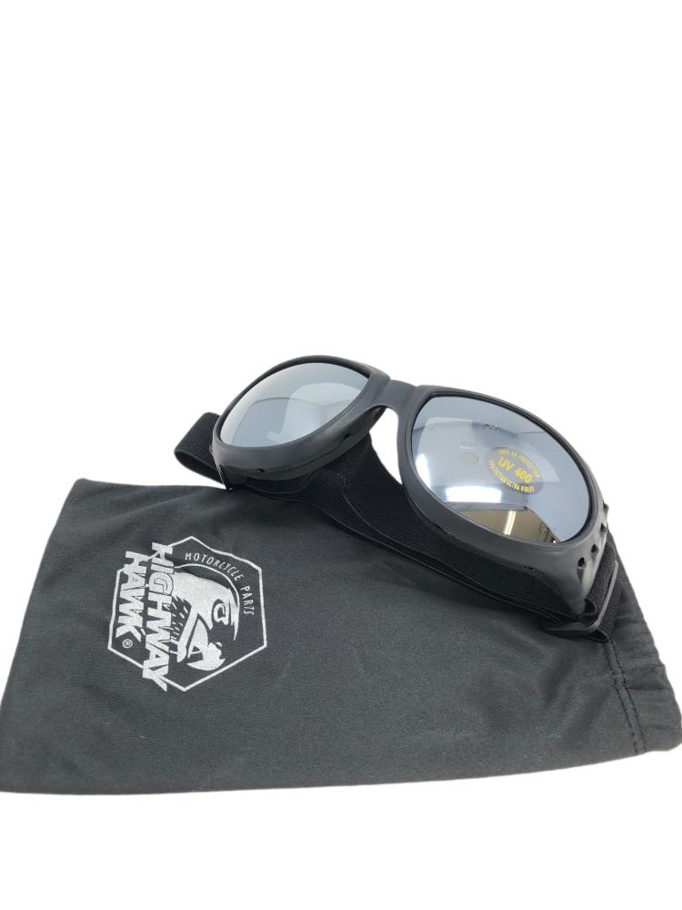 Lunettes de moto/ lunettes de soleil Highway Hawk "avec verre foncé et sac inclus"Lunettes de moto/ lunettes de soleilLes lunettes sont équipées d'un verre foncé et d'un sac inclus.Avec nos lunettes de moto, vous avez tout clairement