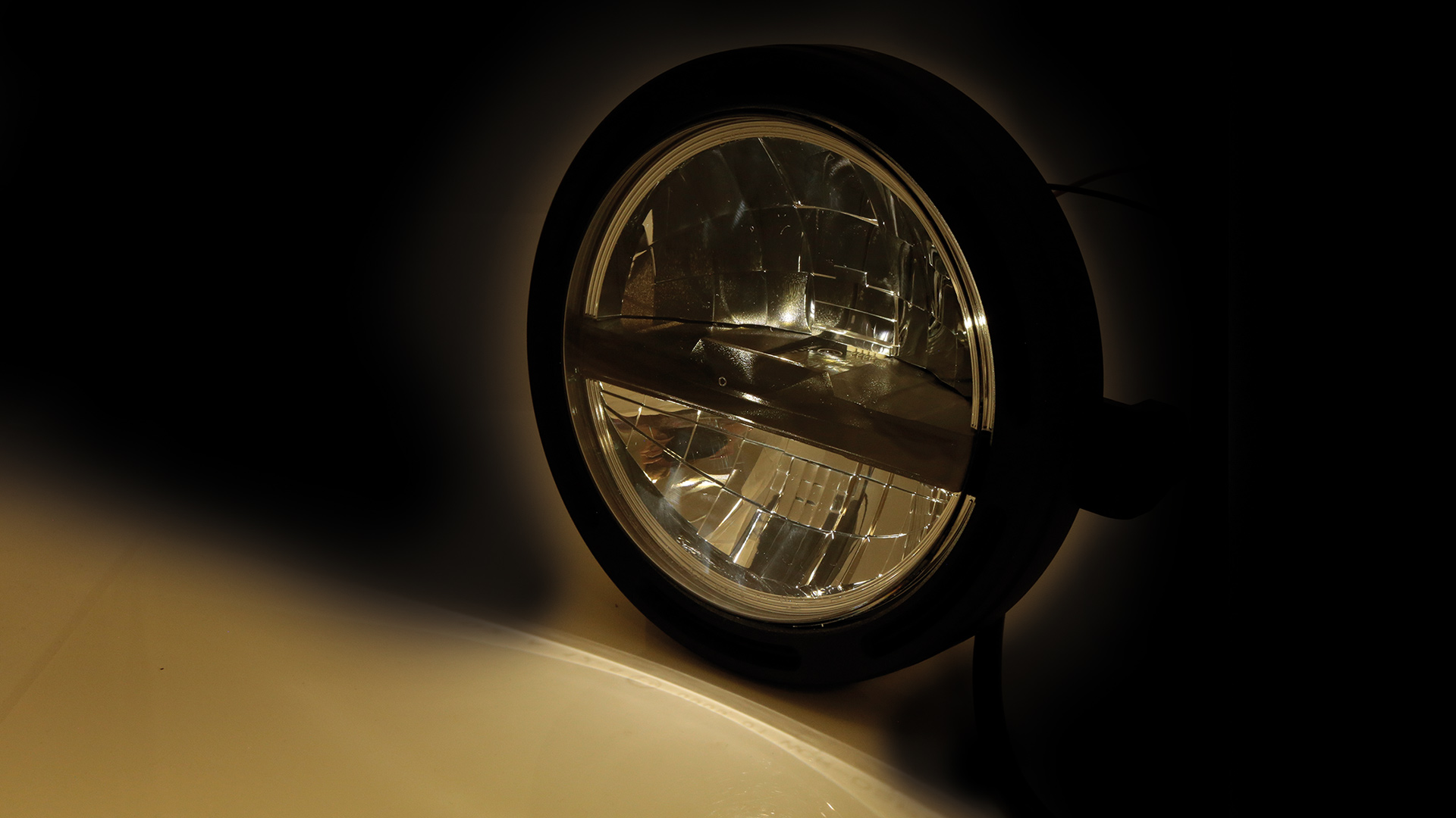 5 3/4 pulgadas Faro principal LED FRAME-R2 TIPO 5 con función de luz de estacionamiento, redondo con reflector cromado, bisel negro y cristal transparente. Disponible con montaje lateral o inferior, E-approved.